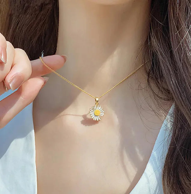 Chic Daisy Chain Necklace with Floral Charm