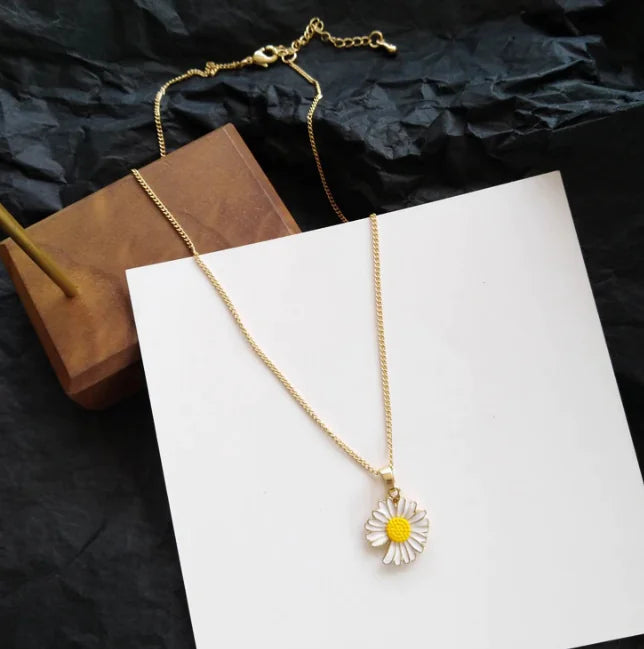 Chic Daisy Chain Necklace with Floral Charm