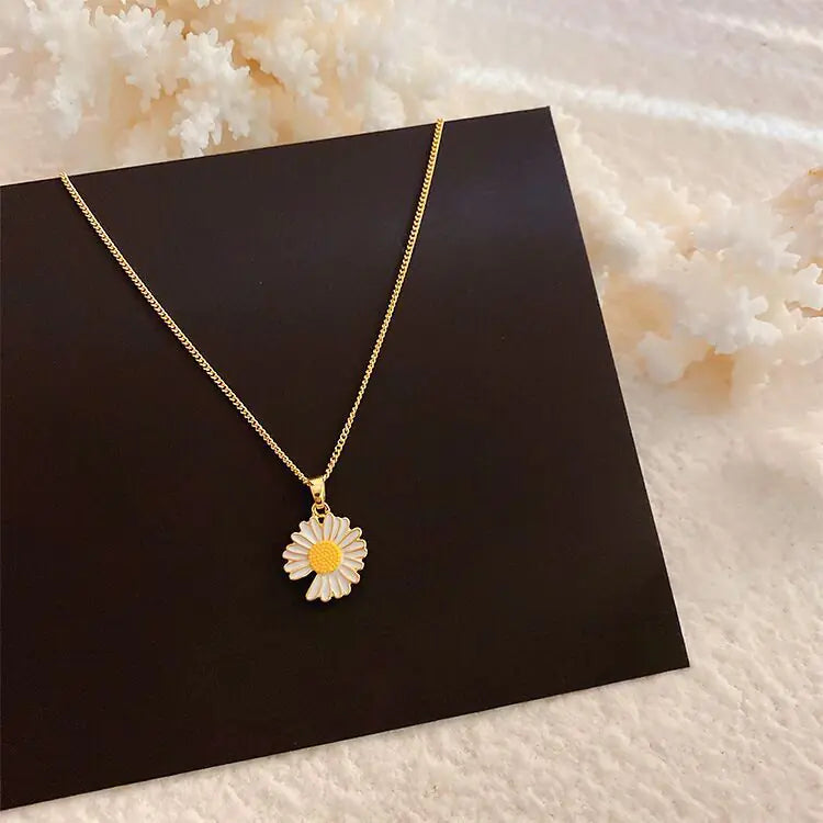Chic Daisy Chain Necklace with Floral Charm
