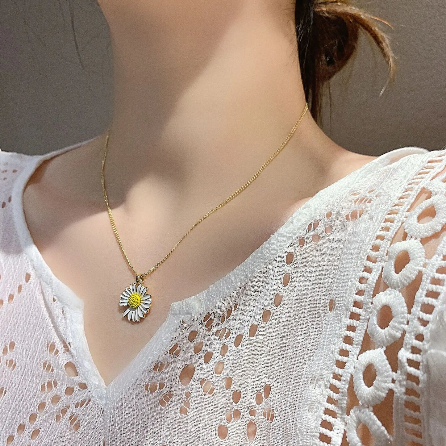 Chic Daisy Chain Necklace with Floral Charm